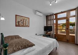 Studio AS-10303-a